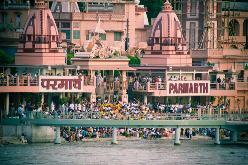 Evening_praying_time_at_Parmarth_Niketan_ghat,_by_the_Ganges,_Rishikesh