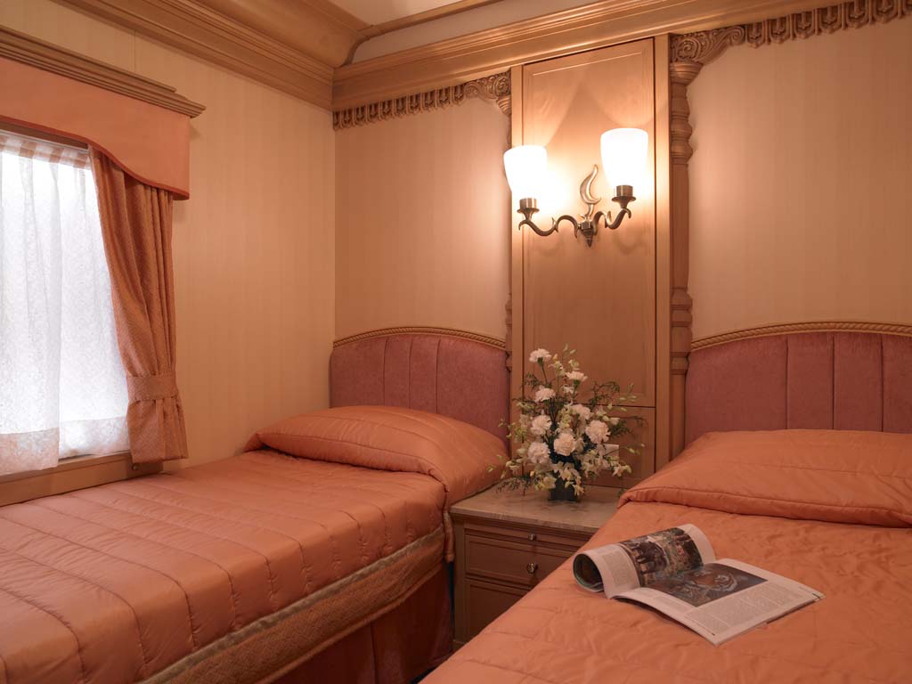 The Golden Chariot Train Cabin - Double Bedroom